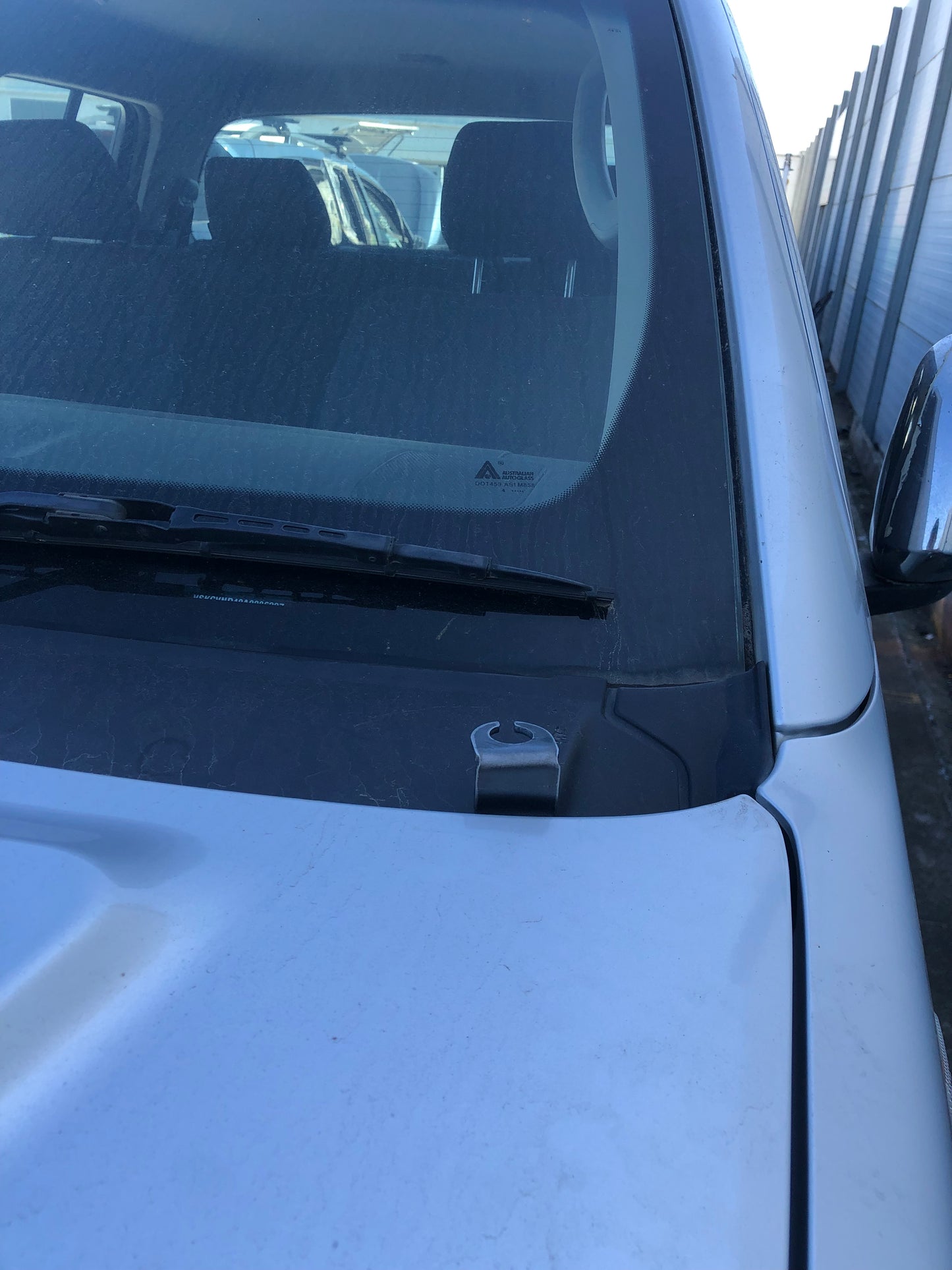 Antenna / Light Bracket - Bonnet - D40 Navara / Pathfinder